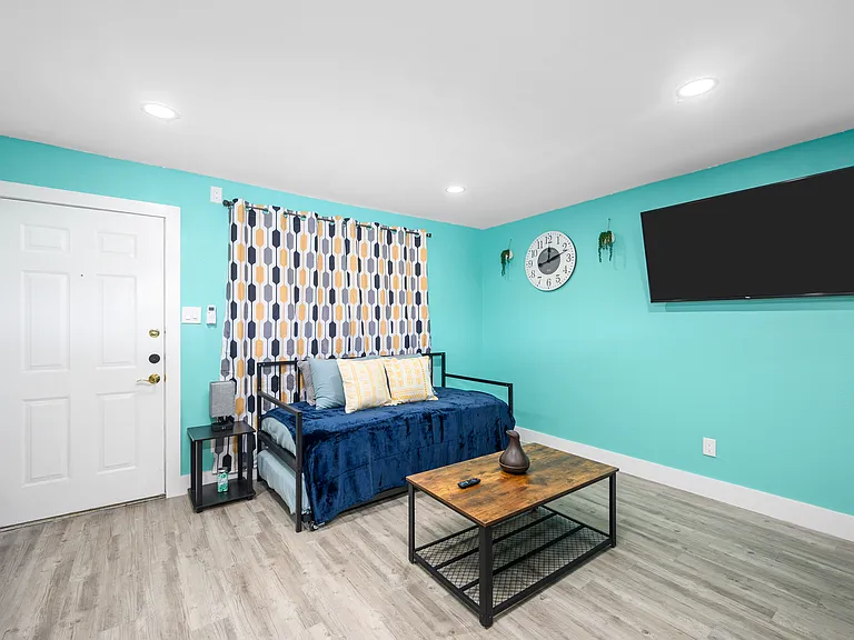 1118 Banks St #9 — Photo 6