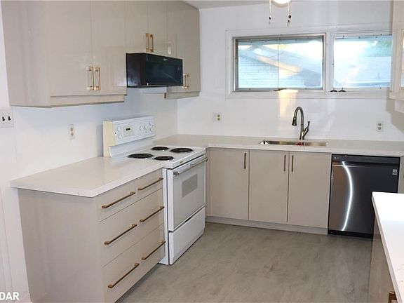 4th image of 9 Stanley Park Dr