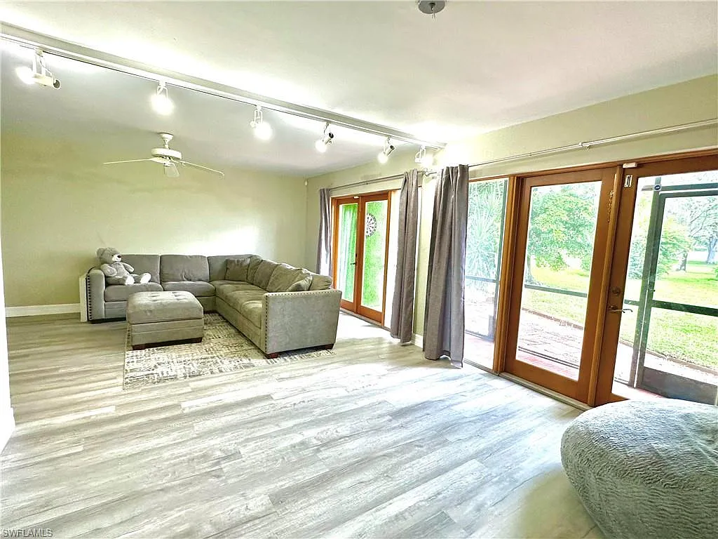 4 bed, 2.5 bath, 2060 sqft, $2,800 — Photo 3
