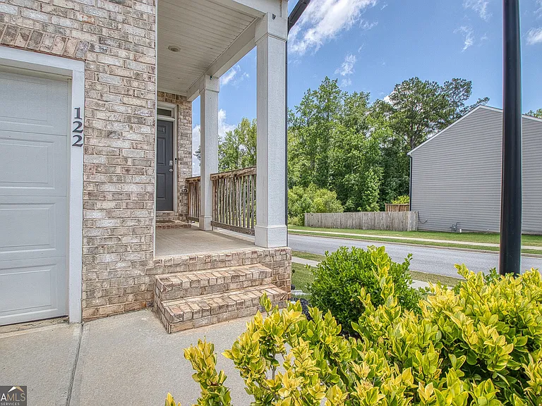 122 Silver Birch Pass — Photo 3