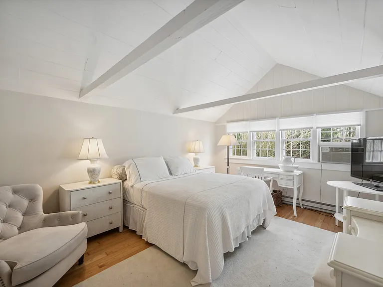 31 Wainscott Stone Rd — Photo 11