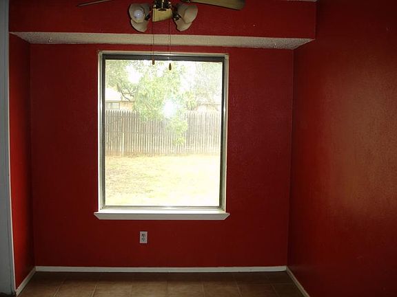 5th image of 327 Pecan St