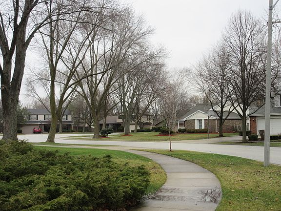 3rd image of 3022 N Huntington Dr