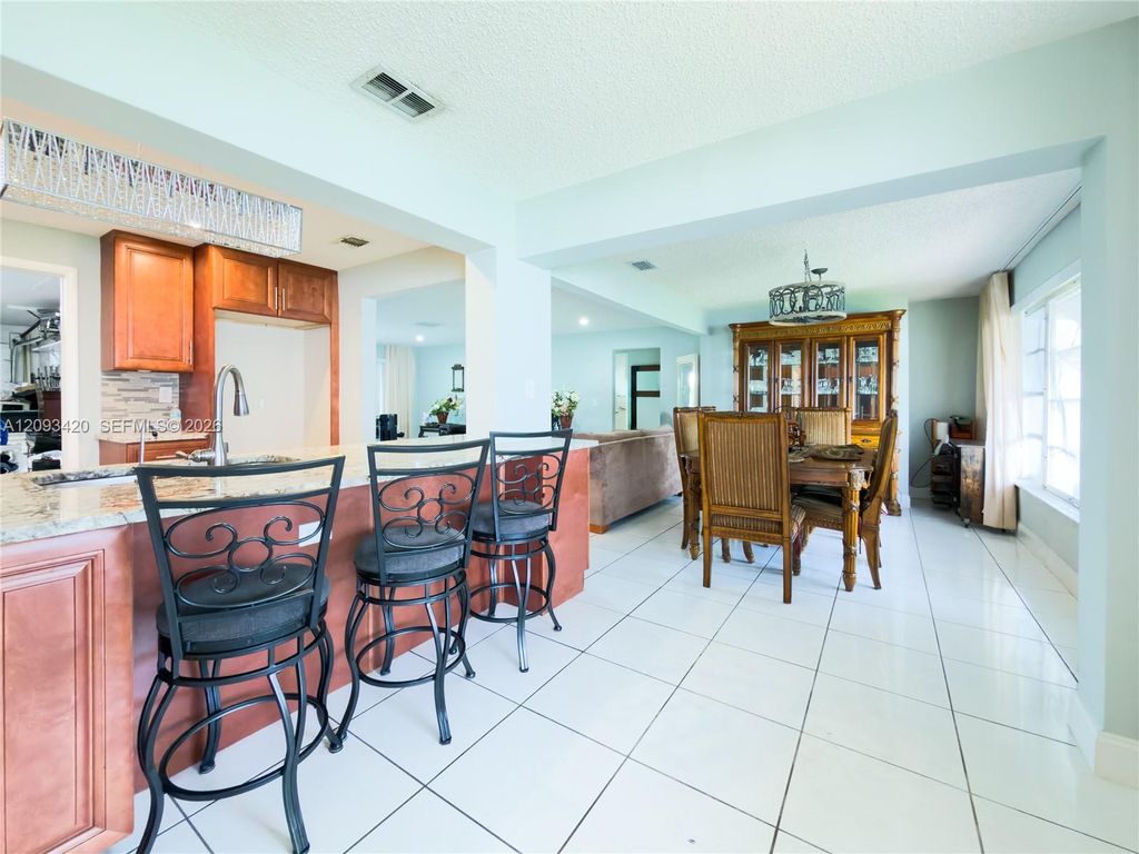 310 NW 25th Ct, photo 8