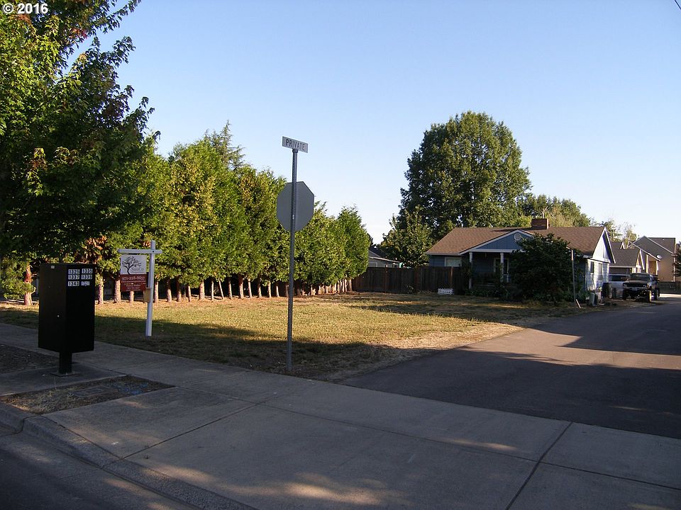 2nd image of 1323 NE Sunrise Ln