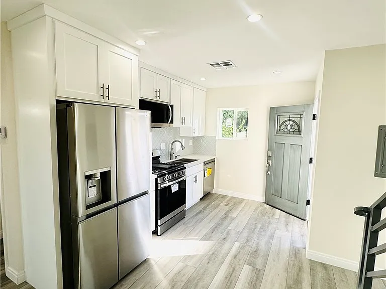 9318 Encino Ave — Photo 5