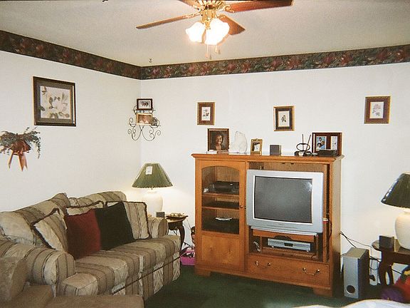 Family Room w/fireplace