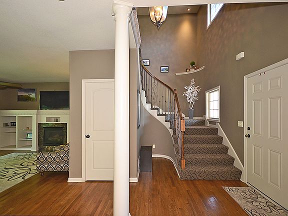Curved Staircase of Foyer