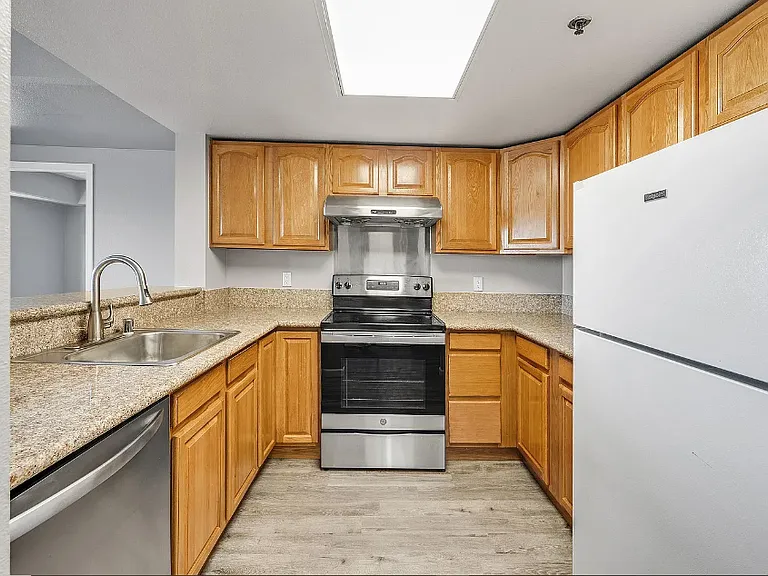 4501 N Hedgerow Dr #4 — Photo 1