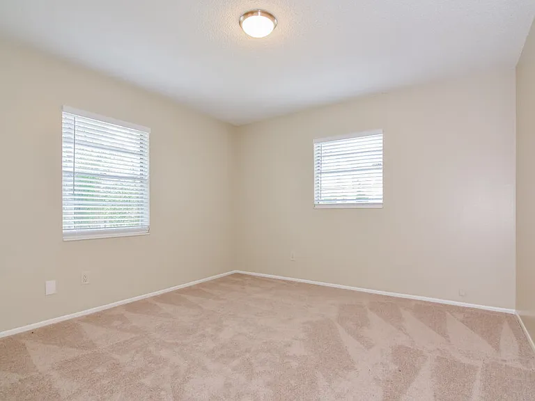 2451 Glenview Dr — Photo 11