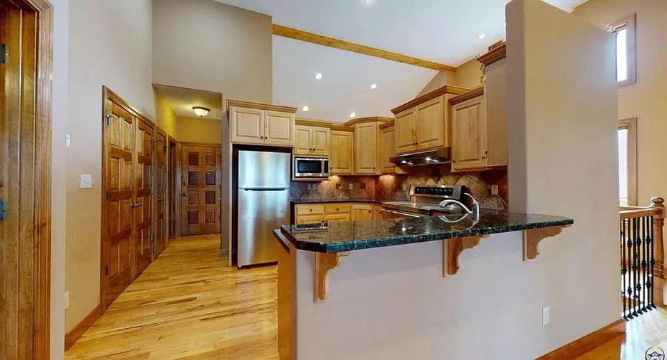 1106 SW Red Oaks Ct — Photo 4