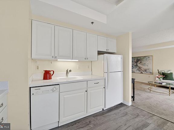 5th image of 900 N Taylor St APT 1905
