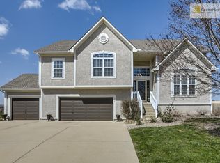 904 Trailway Dr, Raymore, MO 64083