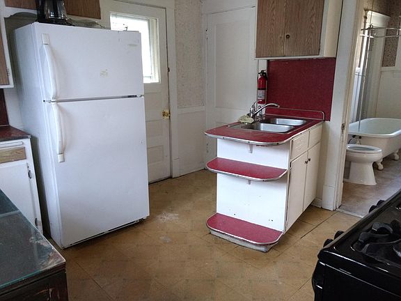 3rd image of 617 Pine Ave NW #2