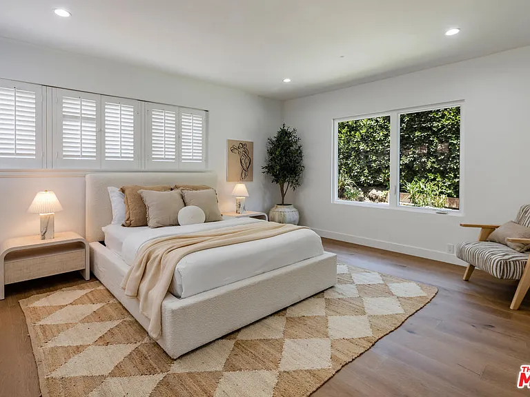 992 Napoli Dr — Photo 24