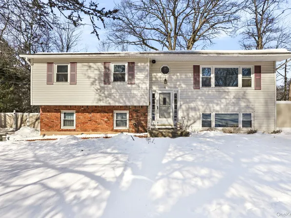 4 Laura Drive, Airmont, NY 10952