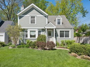 346 Lagoon Dr, Northfield, IL 60093
