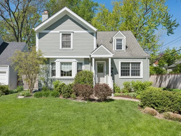 346 Lagoon Dr, Northfield, IL 60093