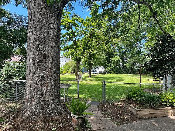 4th image of 309 College Ave