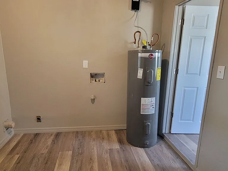 805 S Avenue C — Photo 17