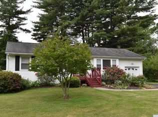 19 Cambridge Dr, Red Hook, NY 12571