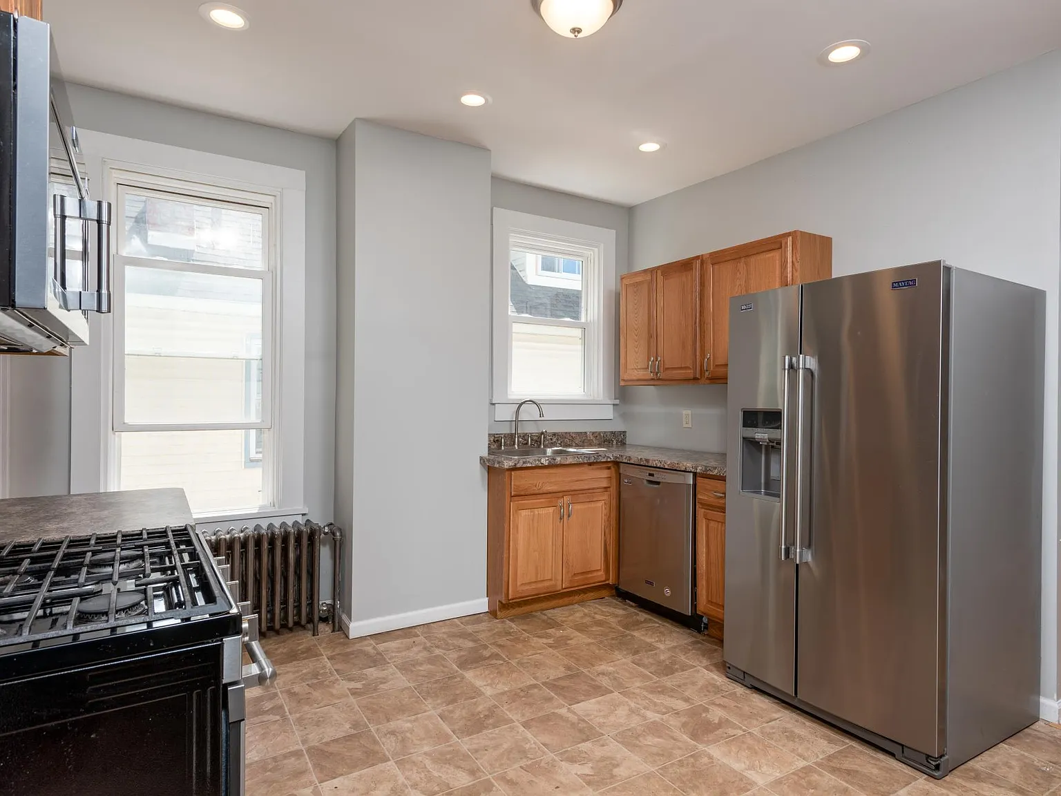 4 bed, 2500 sqft, $2,400 — Photo 3