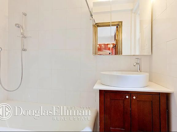 5th image of 339 E 58th St APT 4G