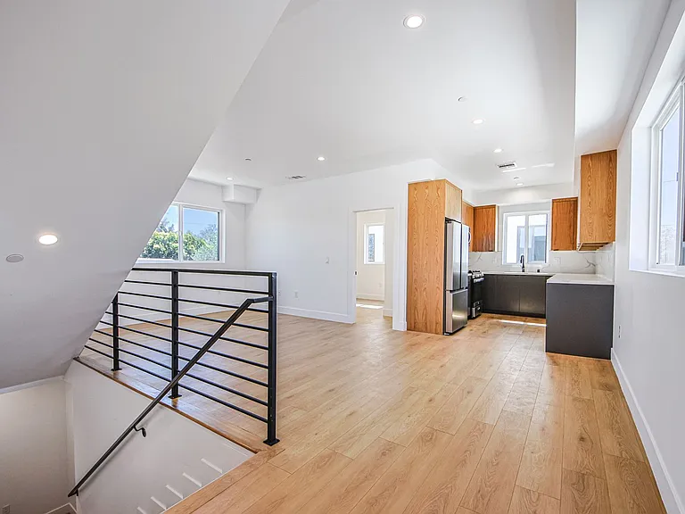 2851 S Victoria Ave — Photo 7