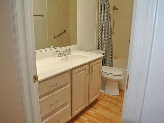 5th image of 226 E Laguna Royale Dr