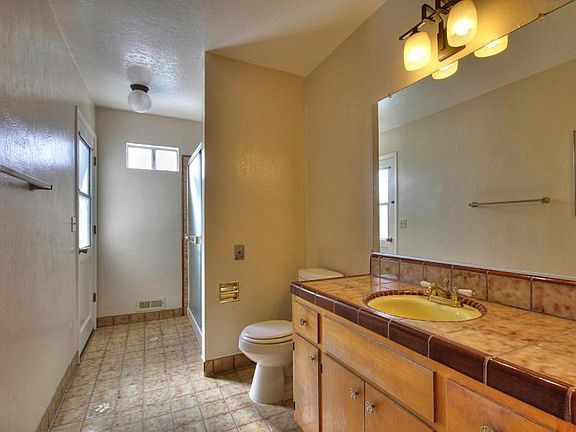 3rd image of 499 Rosewood Ave