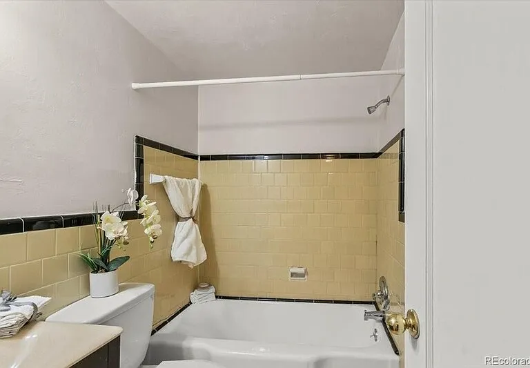 525 N Jackson St — Photo 8