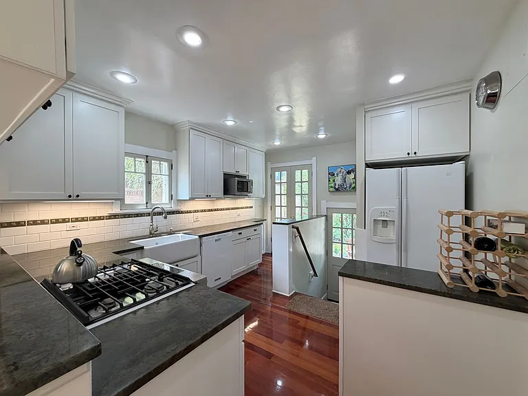 631 Jackson St — Photo 1