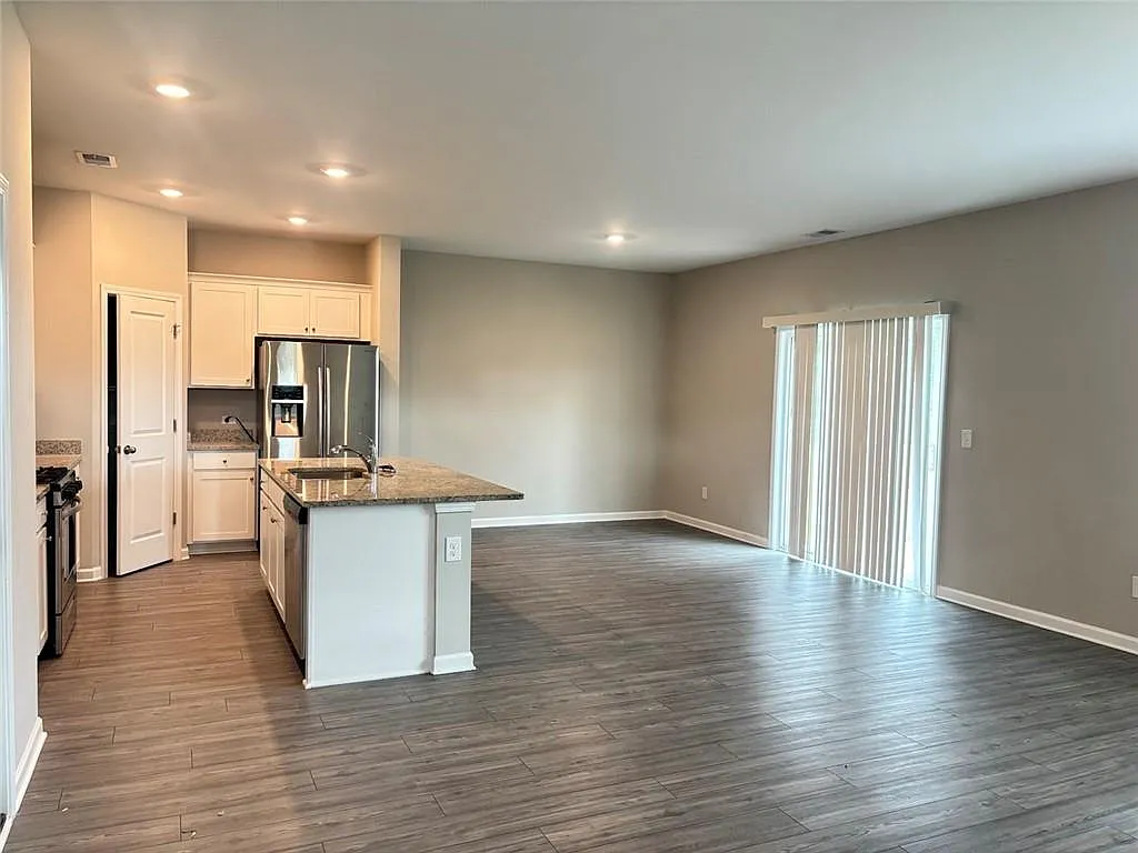 4 bed, 2.5 bath, 1875 sqft, $2,000 — Photo 3
