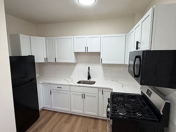 2nd image of 107 Fulton St