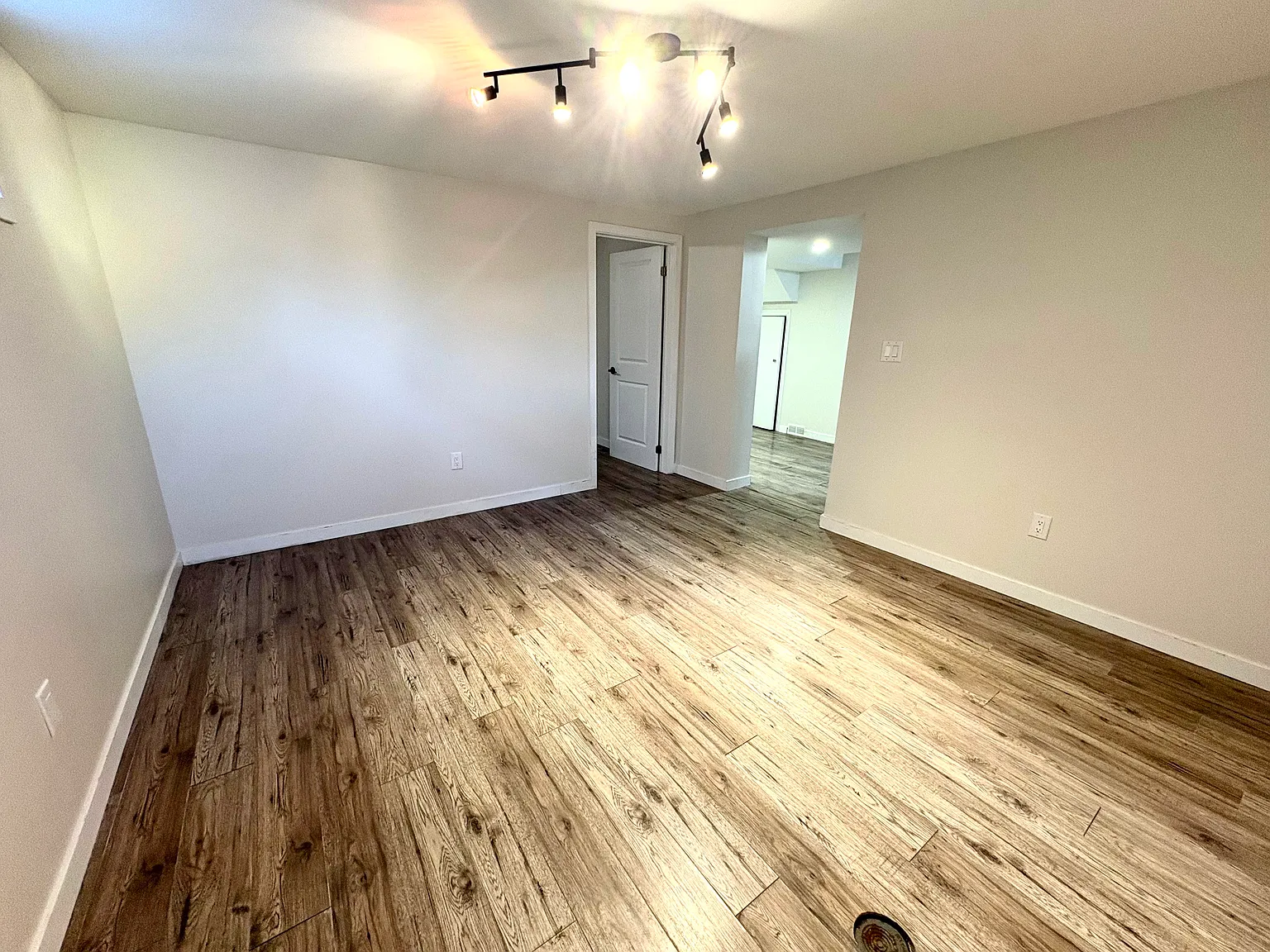 Basement - 10 Fourth St Welland — Photo 2