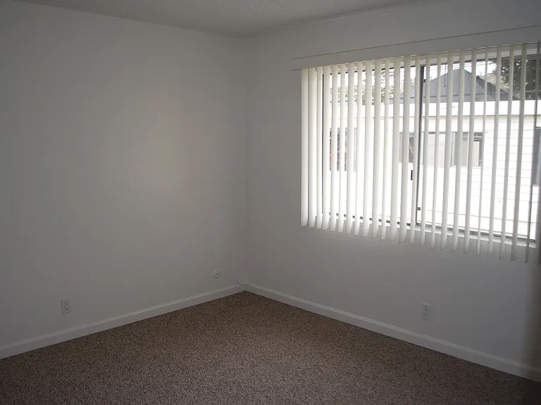 135-153 S Hemlock St — Photo 12