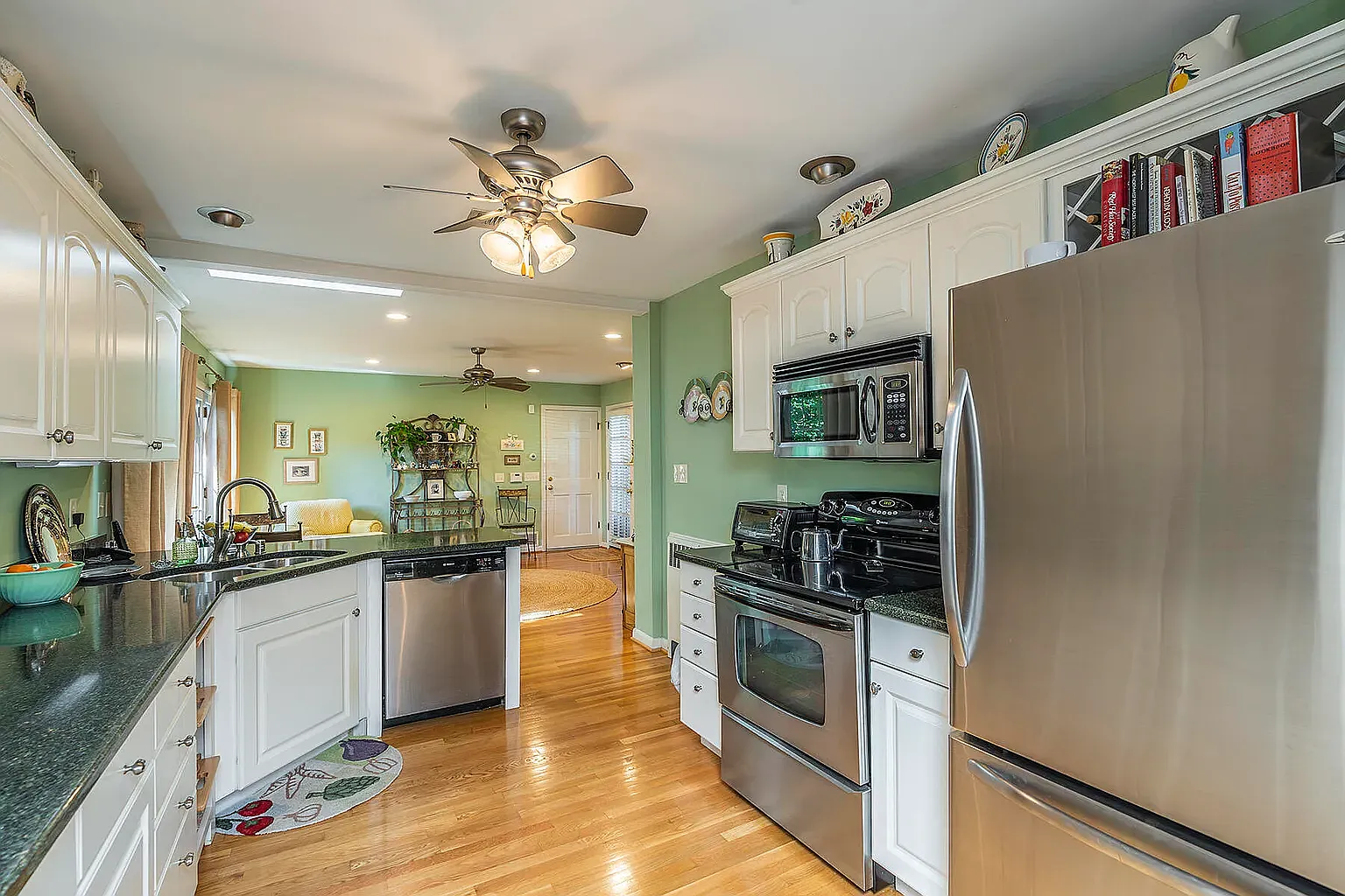2 bed, 2300 sqft, $2,550 — Photo 2