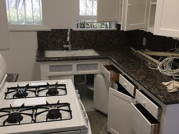 5th image of 221 S Elm Dr