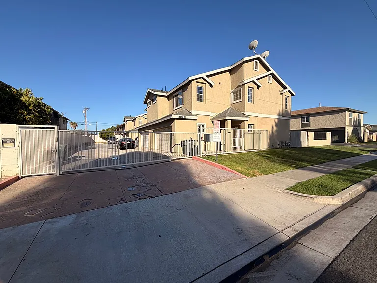 5762 Rostrata Ave — Photo 2