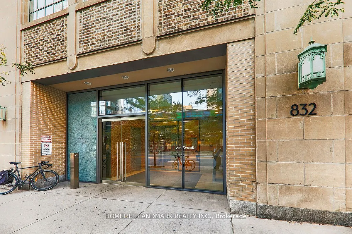 Building Photo - 832 Bay St #4001