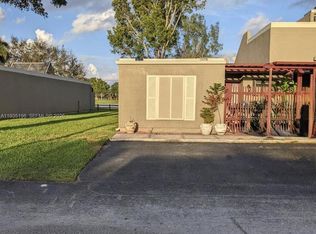 1121 W Fairway Rd, Pembroke Pines, FL 33026