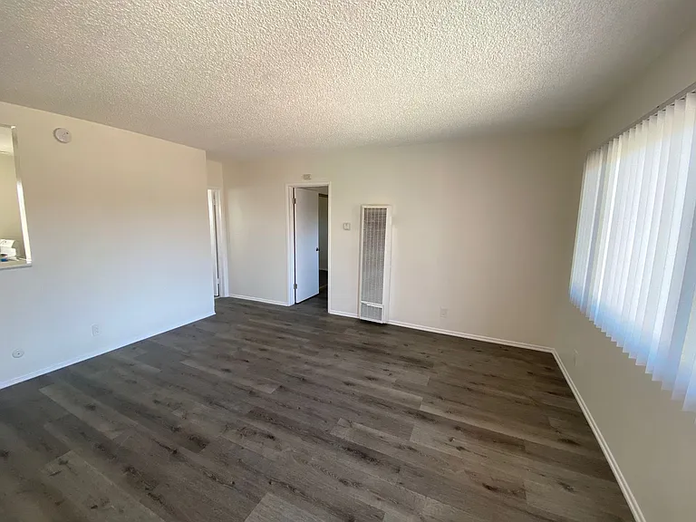Royal Palms Apartments — Photo 2