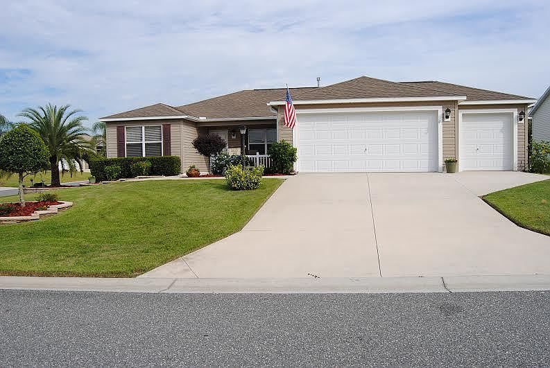 Spacious Corner Lot
						:
						The front faces west, while the lanai faces east.