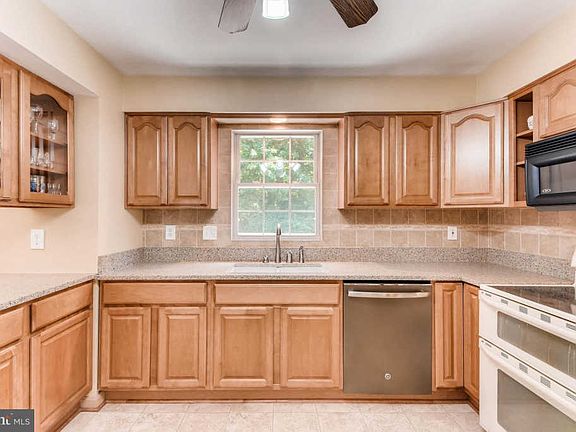 3rd image of 1427 Fountain Glen Dr