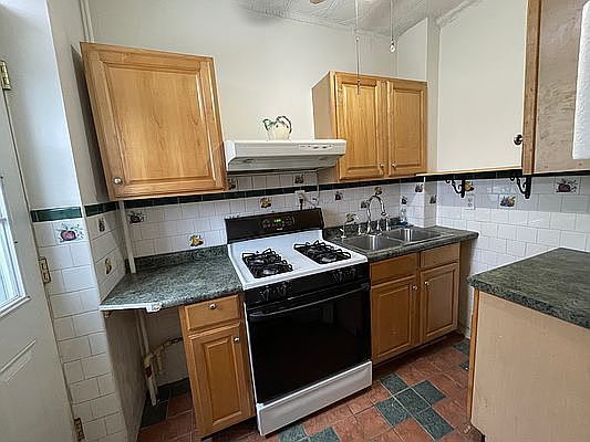 4th image of 374 Columbia St Floor 2