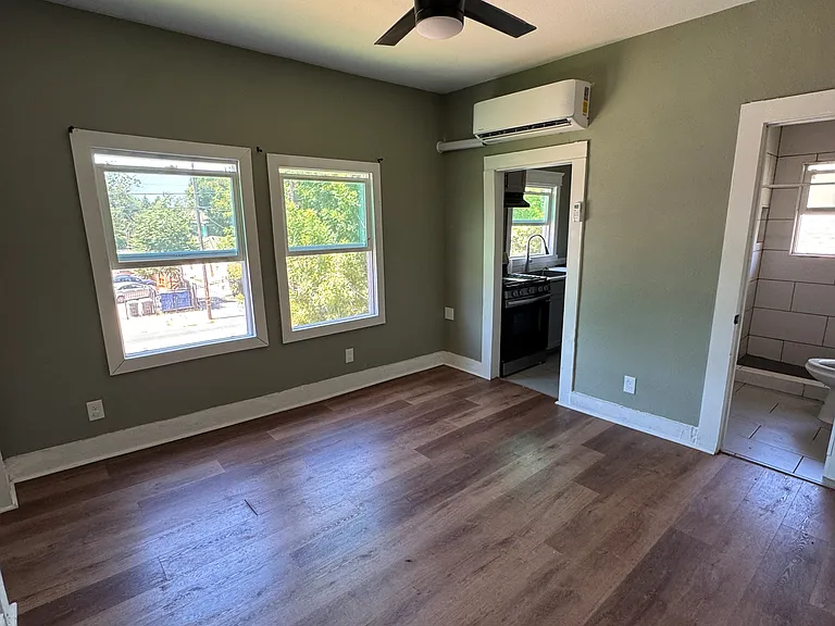 145 W Flora St #E — Photo 6