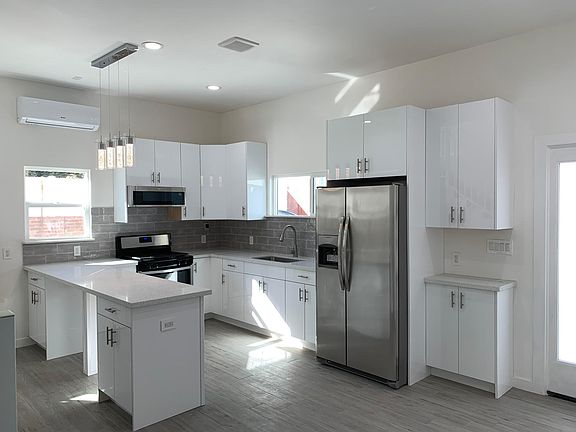 Kitchen with peninsula