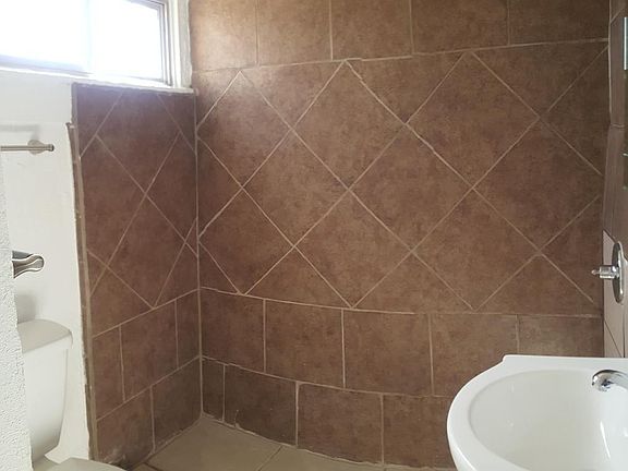 2nd image of 806 Mundy Dr