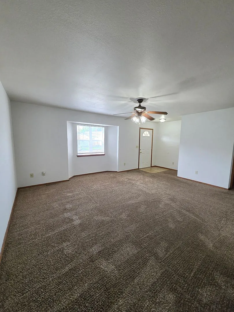 3 Bedroom 2 Bath Duplex. 1 Car garage. — Photo 4