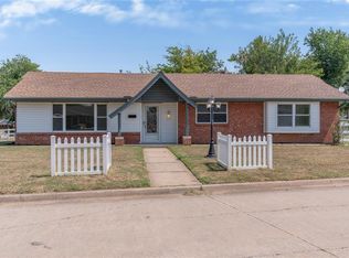 601 Country Club Cir, Midwest City, OK 73110